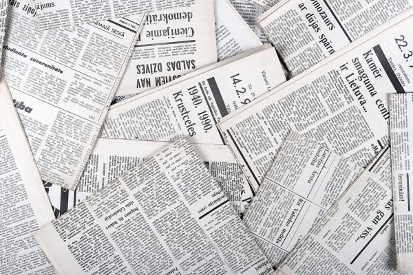 Новые враки Макрона, Зеленский воскрешает и деньги УЕФА: утренний кофе с EADaily